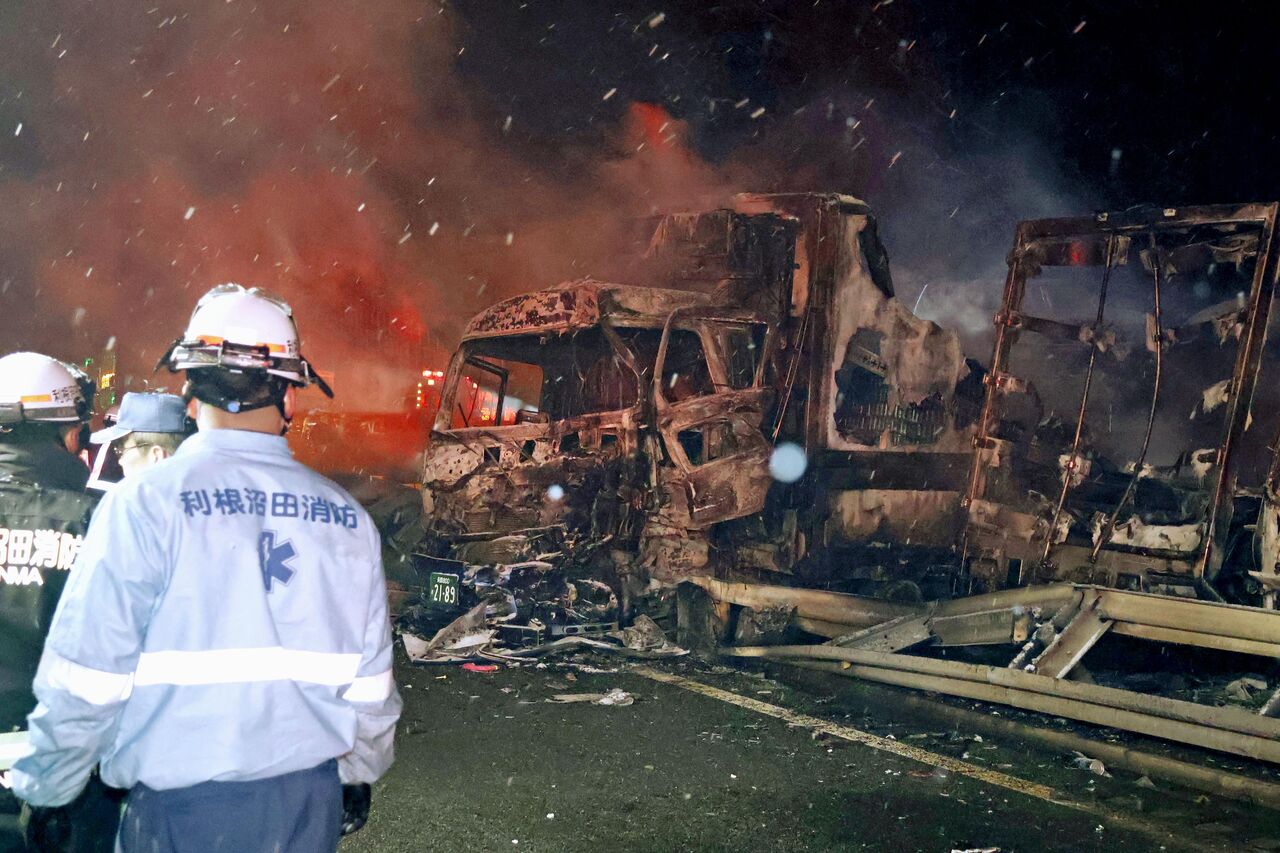 【大惨事…57台が衝突！】路面凍結スリップが引き起こした恐怖の高速道路…2人死亡26人重軽傷、複数車両火災で現場は地獄絵図に！