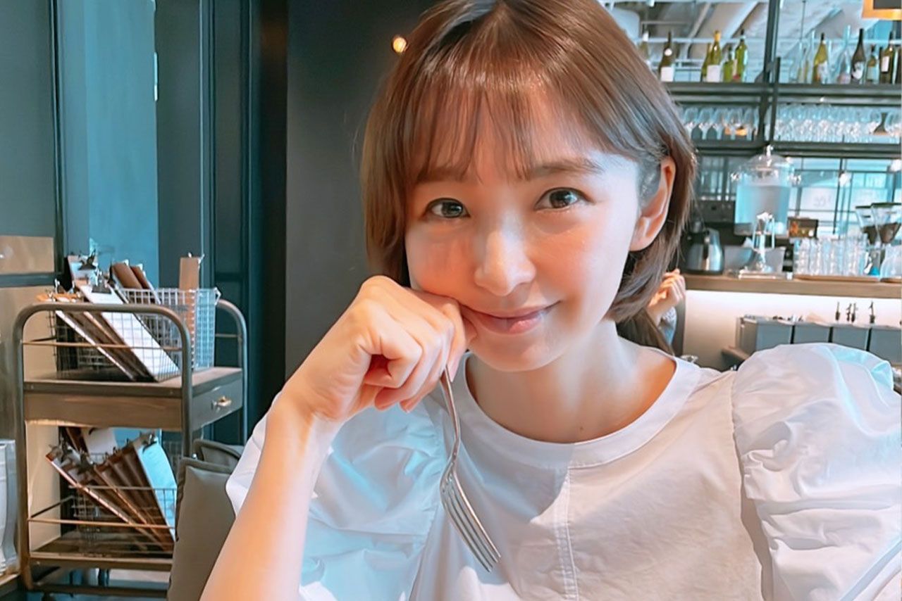 【元AKBメンバーの完全無視！】篠田麻里子が再婚発表も「神7」は沈黙？板野友美の“フォロー外し”に漂う不穏な空気！