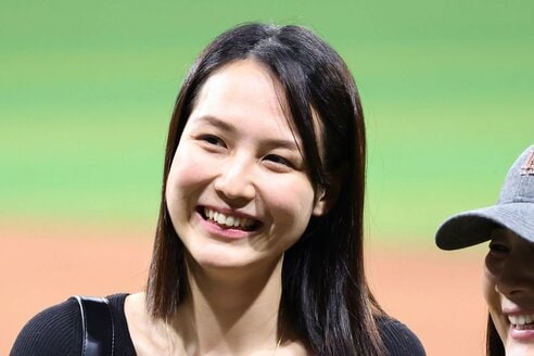 【一人だけホワイト…勝者は真美子！】ドジャース奥様会、全員黒のトップスで集合写真…一人だけ白の真美子さん！