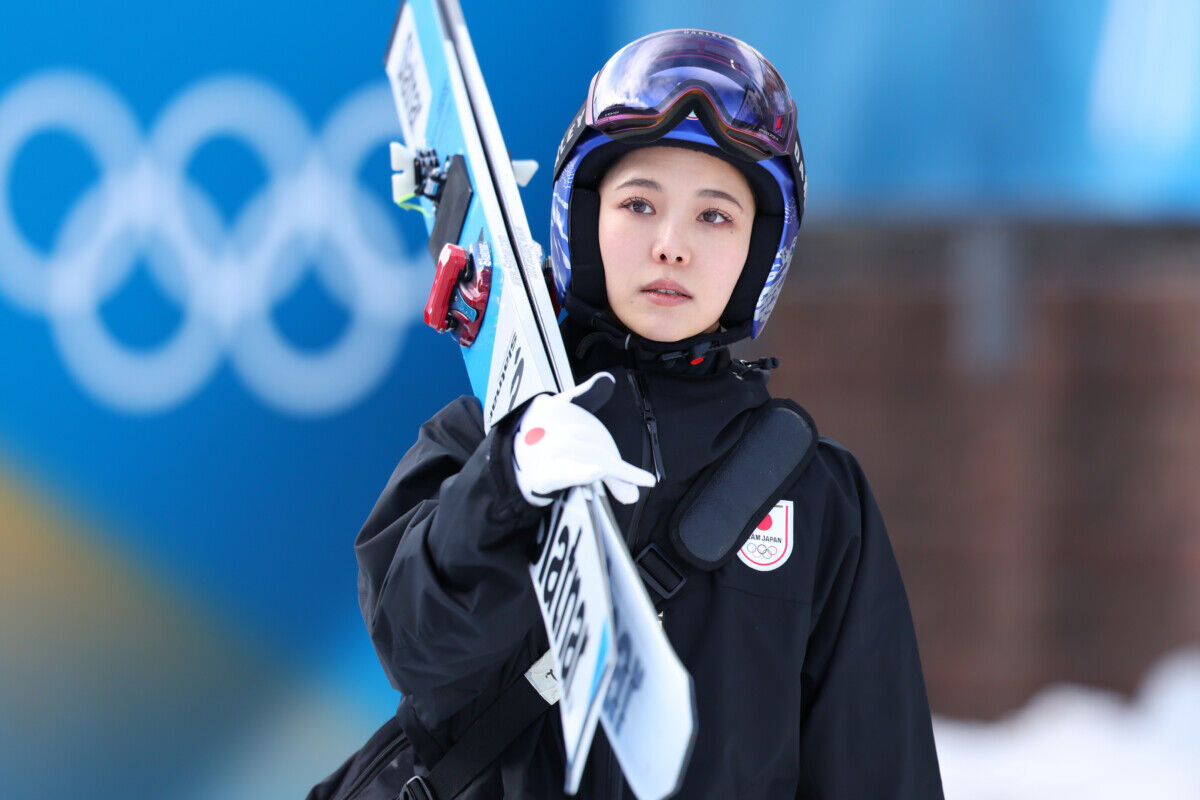 【ミラノ五輪…笑顔の13位！】高梨沙羅、後輩のメダルに笑顔 「五輪をすごく楽しめた一日」…「メダルを取れる実力にない」とも！