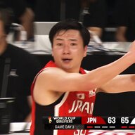 【恥を知れ…中国バスケ！】中国監督がまさかの“蛮行”…富永のドリブルを素手で止めた衝撃シーン！