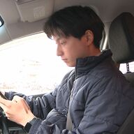 【悲報】ながらスマホ、赤信号でもアウトで草…一発免停の可能性も