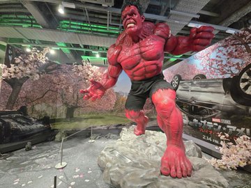 【日本にここだけ】高さ2.6メートル超えの等身大“レッドハルク”が渋谷に出現中！