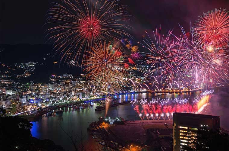 【冬の花火】北海道の冬の風物詩「はこだて冬花火」が華やかに打ち上がる！「函館港に浮かぶ緑の島から打ち上げられる大輪の花火」開催日：毎週土曜：2月1日、8日、15日、22日　20:00～
