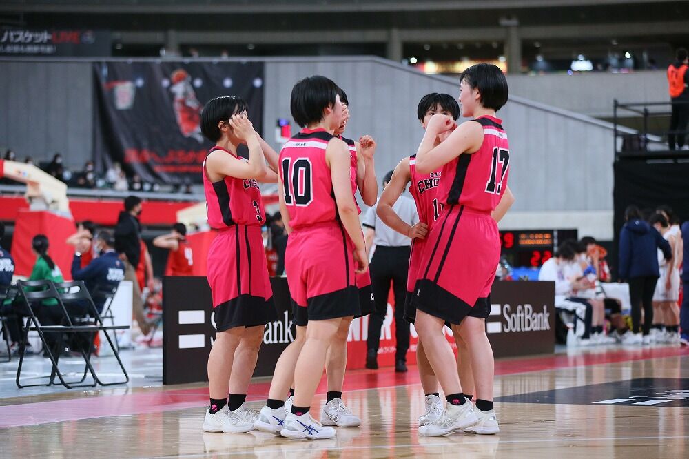 長野・佐久長聖高の女子バスケ部、遠征で生徒10人をバスに乗せず7キロ歩かせる、1人は置き去り