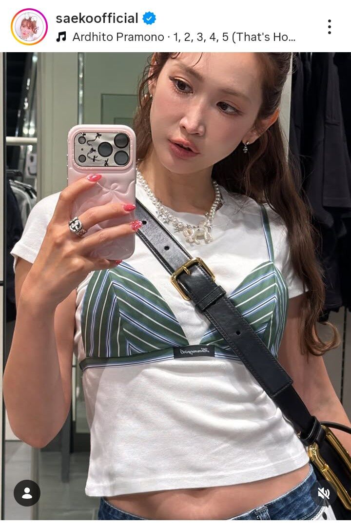 【画像】紗栄子　Tシャツの上に“ブラ風ウェア”　最先端ファッションに分かれる賛否