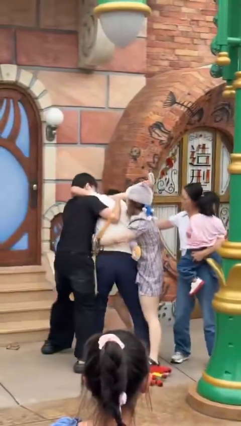 【動画】中国人カップルさん、ディズニーランドで子供がフレームインしたことに腹を立て親に殴りかかる