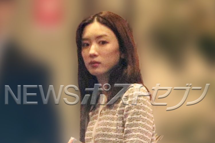 《憔悴の近影》永野芽郁、頬がこけ、目元を腫らして…移動時には“厳戒態勢”「事務所車までダッシュ」