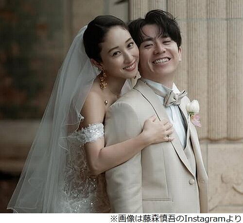 「最高にかわうぃー花嫁」藤森慎吾、ハワイでのウェディングフォトを公開　年下妻を“顔出し”で披露