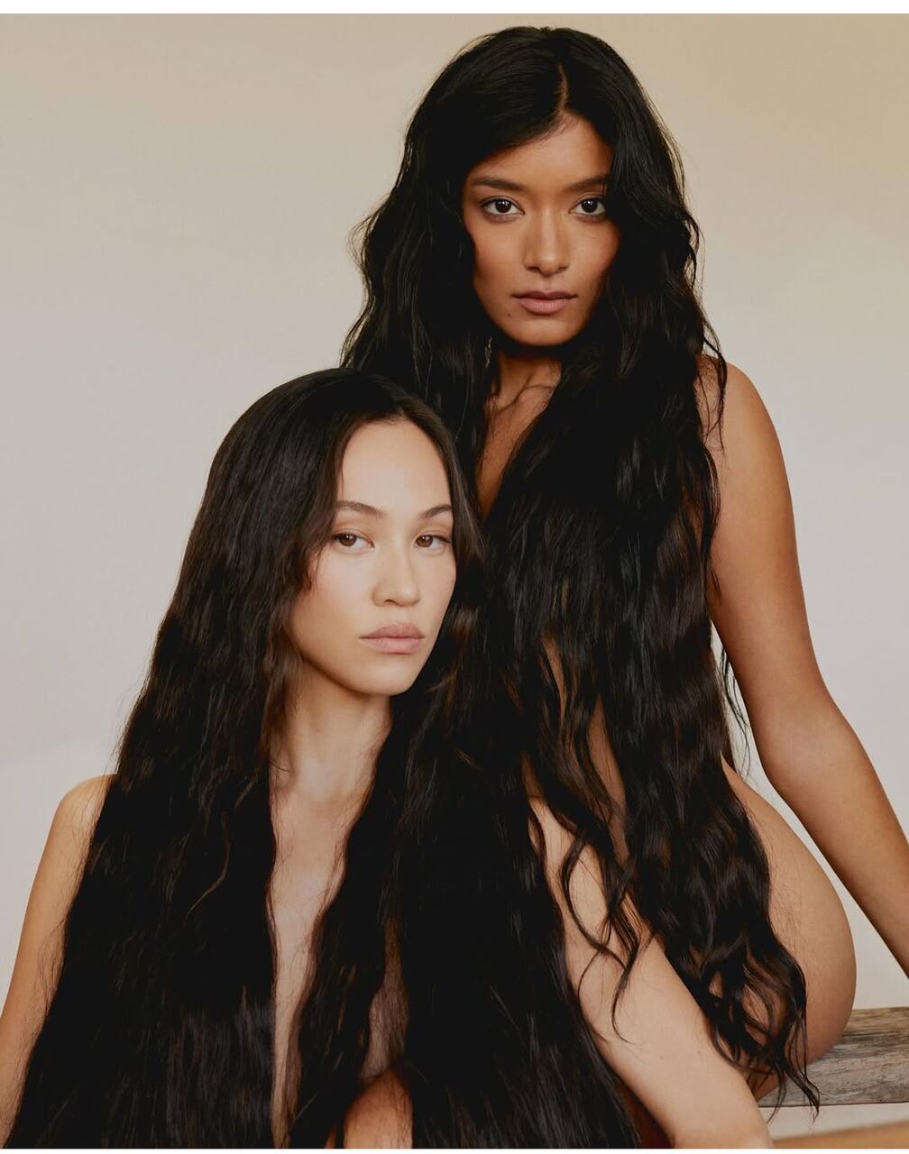 【絵画のようです】一糸まとわぬ  水原希子とローラ、ヌード2ショットに反響