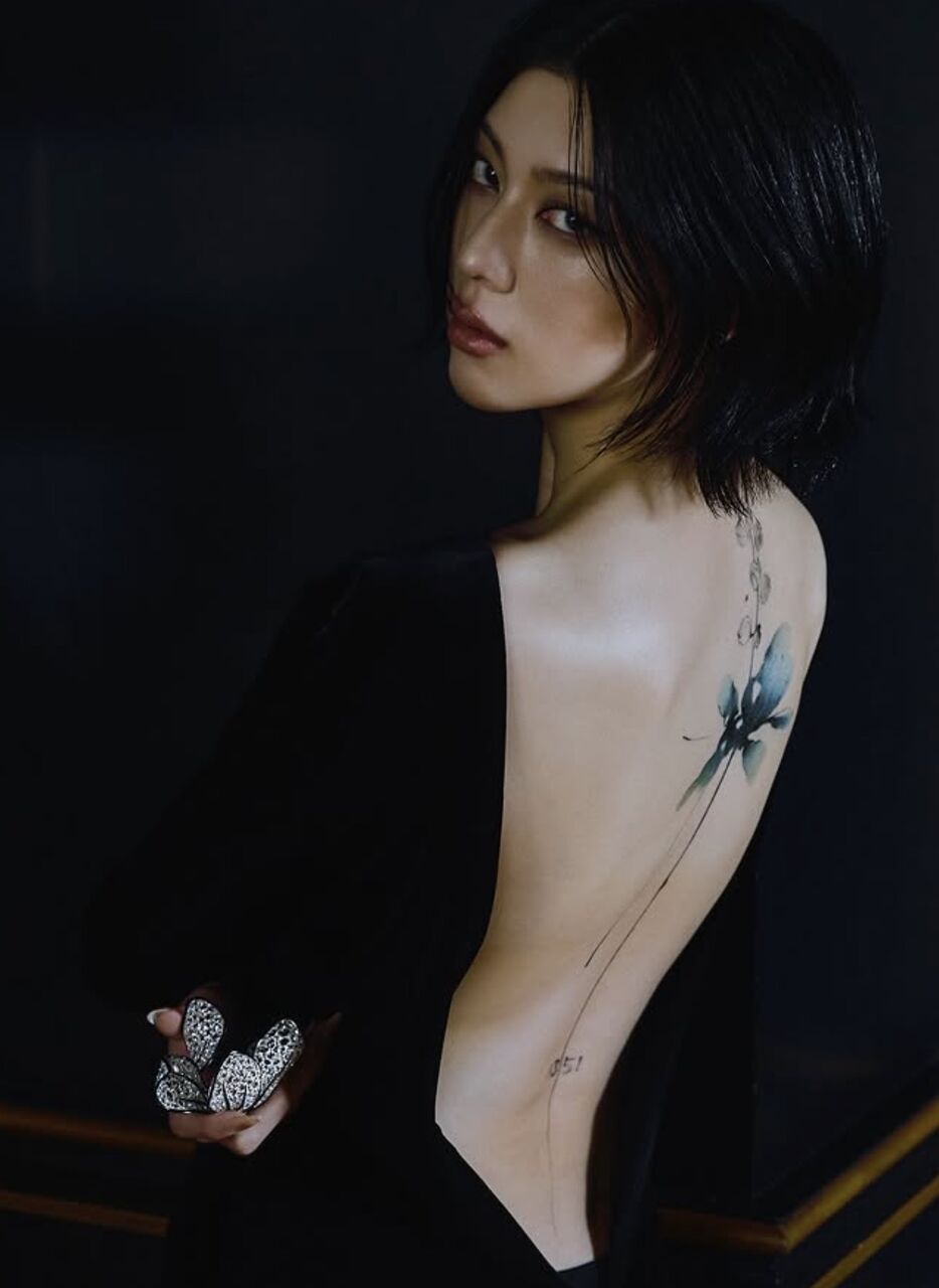 【画像】三吉彩花、背中に大胆な一輪の花タトゥーを入れ賛否