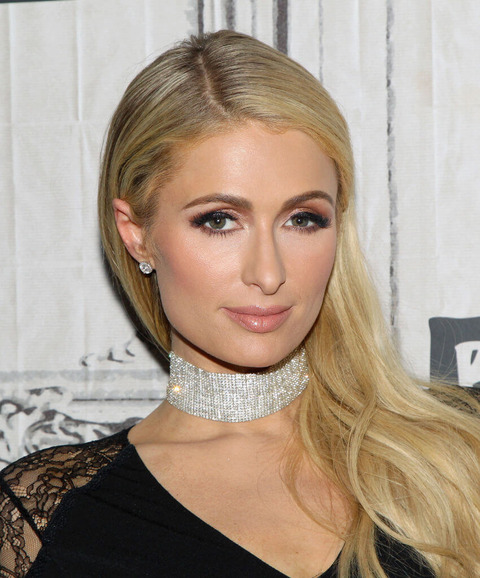 【全裸に巨大リボン】パリス・ヒルトン、クリスマスをお祝い「私の存在がプレゼント」