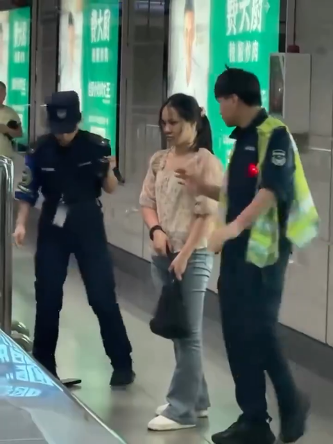 【動画】中国姉さん、地下鉄改札口で大暴れするも突然気絶ｗｗｗｗｗｗｗｗｗｗｗｗｗｗｗ