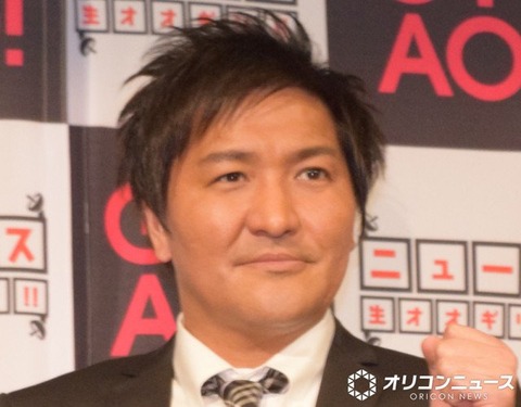 【炎上】電車内で足組み隣の男性に蹴られ芸人「落ちついて考えろよ。人の足を蹴る＝犯罪　だぞ」