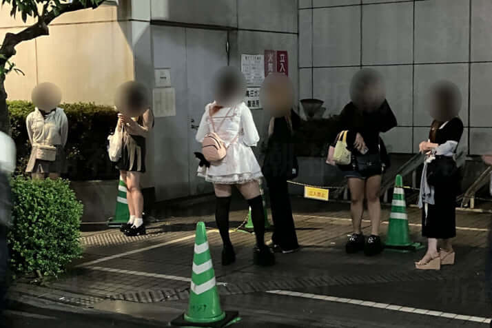 売春する「立ちんぼ女子」、多くがホストクラブの代金のため　「２万で一日3人の男性と」告白