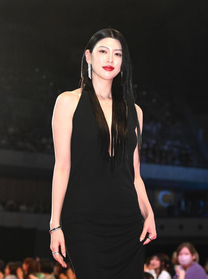 三吉彩花のドレス姿が話題「絶世の美女感ヤバすぎ」振り向くと背に青い花