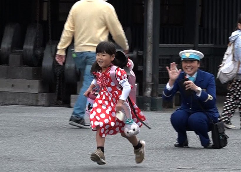 「迷惑すぎる」と視聴者反発『はじめてのおつかい』で4歳の女の子がディズニーシーを“うろうろ”