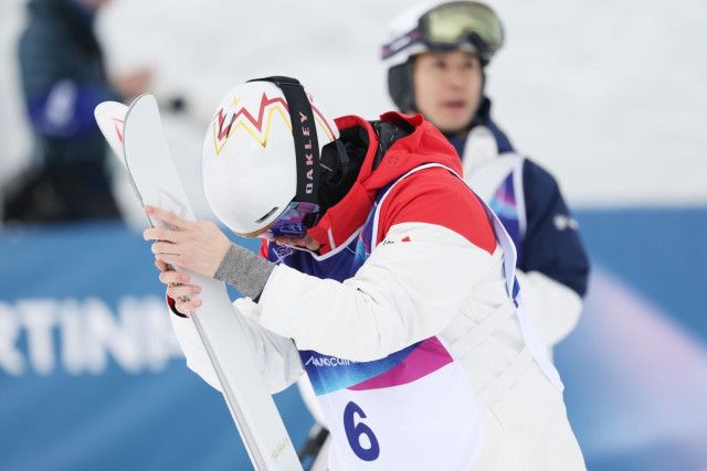モーグル男子　銀メダリストが怒りのスキーぶん投げ　中継映り込みネット騒然！