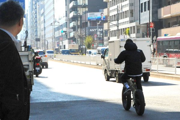 【動画】信号無視モペット、車にはねられてしまうｗｗｗｗｗｗｗｗｗｗｗｗｗｗｗｗｗ