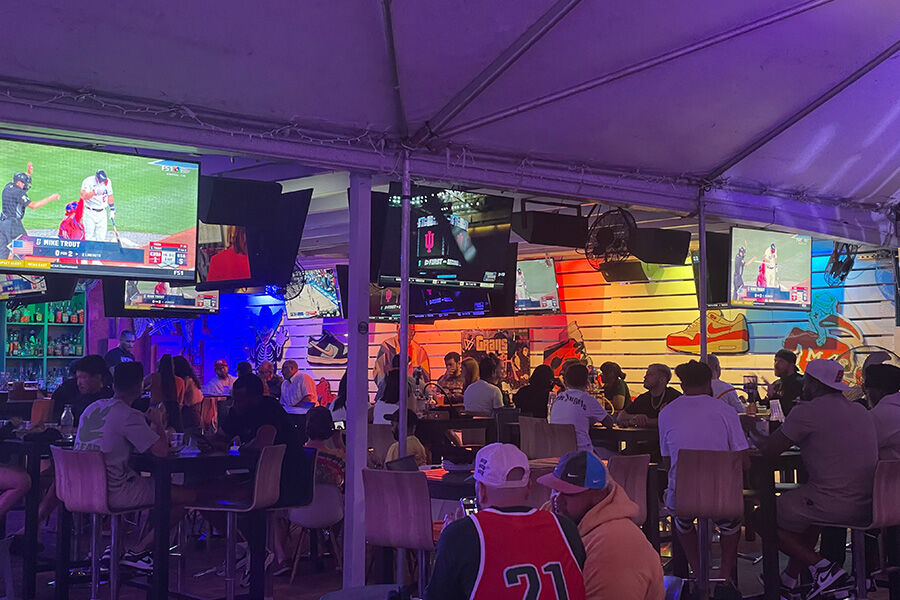 「侍ジャパンをみんなで見たい！」WBCを店で流したら違法？ 店が直面する法的リスク