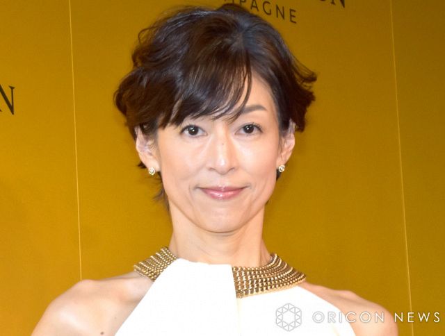鈴木保奈美、北海道の大地で“素の笑顔”　ブドウ収穫や発酵教室を満喫！