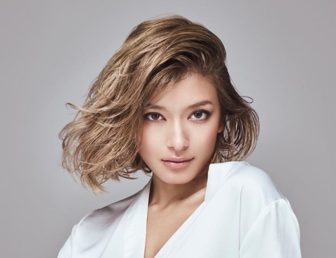 ローラ、軽トラック荷台乗車動画が物議 、批判殺到！って日本名ありかい！