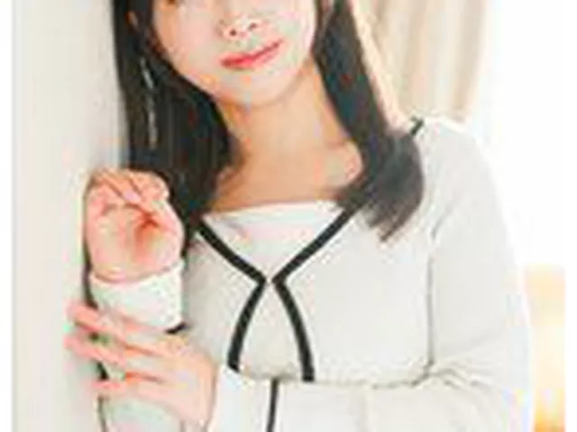 清楚そうな真面目女子が謝礼で即肉便器化しちゃった欲求強すぎて大爆発◆清楚顔で手コキ連発＆ネットリフェラ、パイパンマ○コを手マンで潮吹き！顔面騎乗でうっとり顔を見せつけ、むっちり乳房揺らしながらバック中出し、騎乗位＆正常位で強●2連続中出し◆  