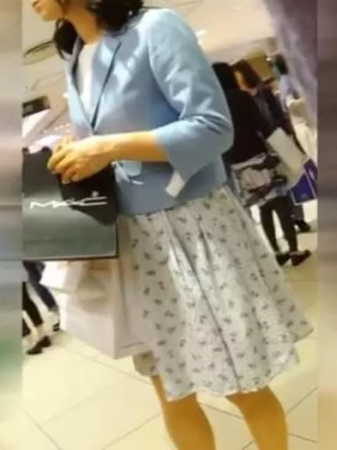 【HQ盗撮動画】デパ地下で全身からお色気オーラダダ洩れな美人セレブ若妻のパンチラ逆さ撮り！