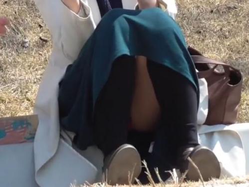 【HQ盗撮動画】情熱の勝負パンティ！彼氏とお外でデート中の素人ギャルの股間を高画質カメラでズームアップｗｗｗ