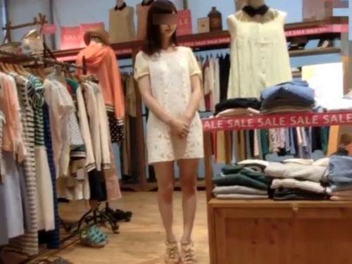 【盗撮動画】アパレルけいショップ店員のパンティ！超スレンダーな美脚美人のパンチラを無断撮影！