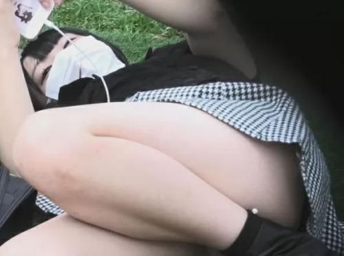 【盗撮】休日の公園が目の至福♡超高画質カメラを持参してくつろぐギャルたちのパンチラ取り放題ｗｗｗ