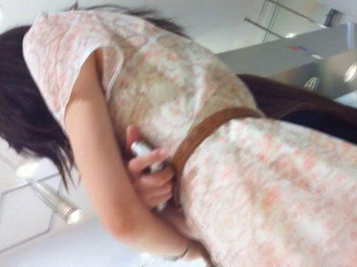 【盗撮】色白スレンダー超美形セレブお嬢様の清潔感すら漂う食い込み純白パンティから陰毛が透けパンチラ！