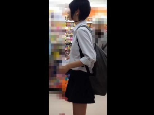 【盗撮】現役女子校生隠し撮り！ちょっと痩せ過ぎなほどスレンダー美脚のアドケナイ童顔ロリのパンチラ！