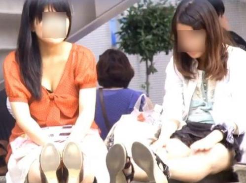 【HQ盗撮動画】街中で路肩に腰かけていた素人お嬢さん二人組の股間からパンチラを発見して即撮影ｗｗｗ