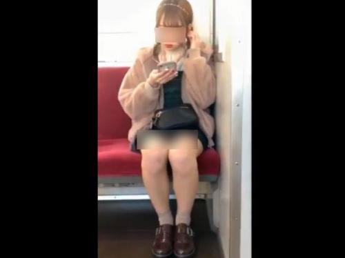 【盗撮動画】電車対面でスマホに夢中なギャルの無防備な股間からチラ付いたパンティをスマホ撮り！