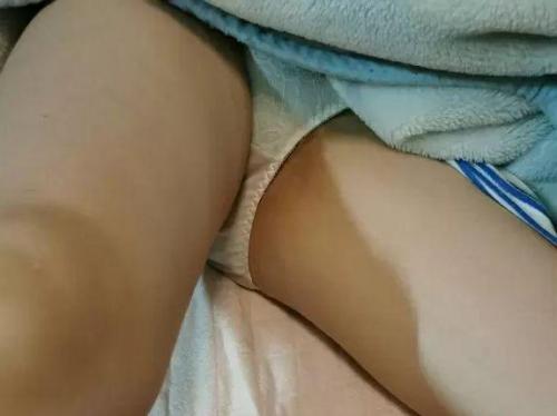 【盗撮】普段使いのパンツで爆睡中の嫁（２８歳）の無防備なタワワな太ももを無断撮影して投稿してみるｗｗｗ