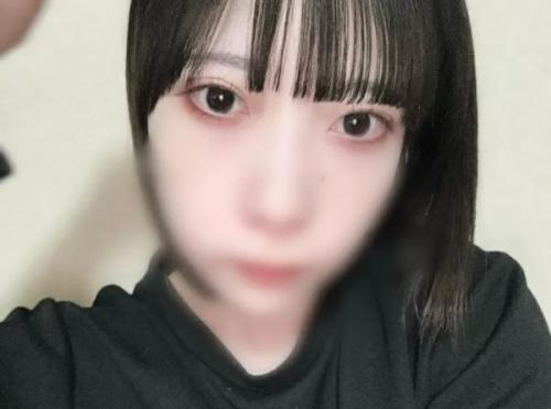 【個人撮影】裏垢自撮り投稿！M気質のメンヘラ女子２４歳さんが濡らしたパイパンマンコを開脚丸出し！