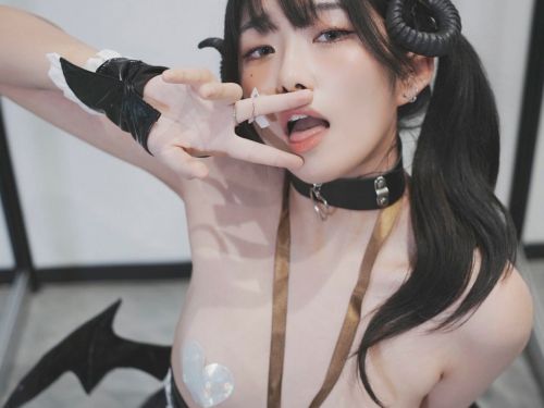 過激に脱いじゃうコスプレイヤーの抜けるオナニー向け画像 Vol.138