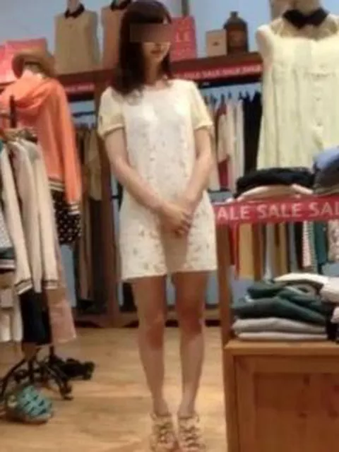 【盗撮動画】アパレルけいショップ店員のパンティ！超スレンダーな美脚美人のパンチラを無断撮影！