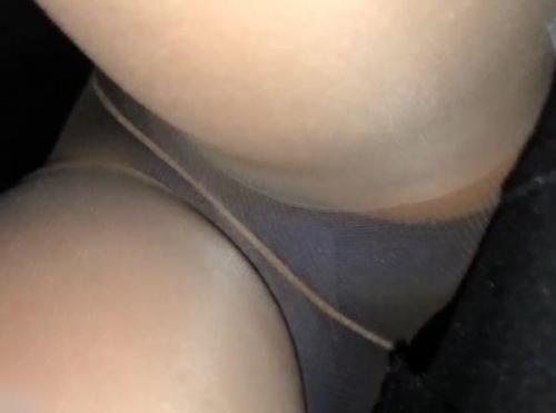 【HQ盗撮動画】ヤバイやつ！エスカレーターで素人ギャル達の背後に回り込んで緊張のスカート捲りパンチラ！！