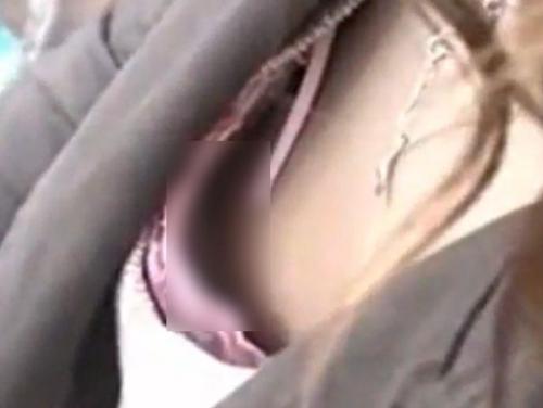 【盗撮動画】乳首ゲット！街中で前かがみになった素人美女達の胸チラを覗き込むと乳頭映り込む！