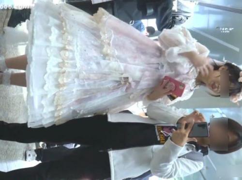 【盗撮動画】美少女しか許されないロリファッションの美人コスプレイヤーさん食い込みパンチラで尻肉露出ｗｗｗ