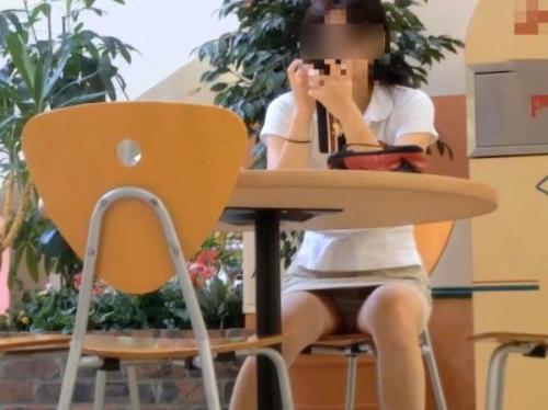 【盗撮動画】ラッキーパンチラ！商業施設内のフードコートでスマホに夢中の美女の股間からパンツ見放題ｗｗｗｗｗｗ