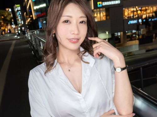 欲求不満過ぎてエレベーターで濃厚キスするバリキャリOLきょうこ