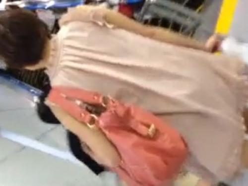 【盗撮】思いっきり食い込みパンチラ！女子大生風のギャルを尾行しながらワンピの中のTバックを逆さ撮り！