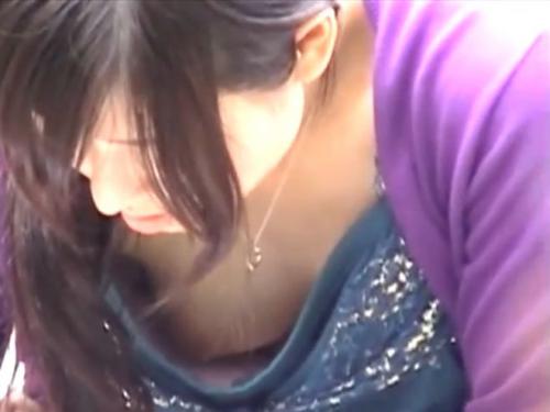 【盗撮動画】街撮り胸チラで乳首ゲット！素人ギャルたちのガードが外れた胸元を覗き込みアングルで激写！