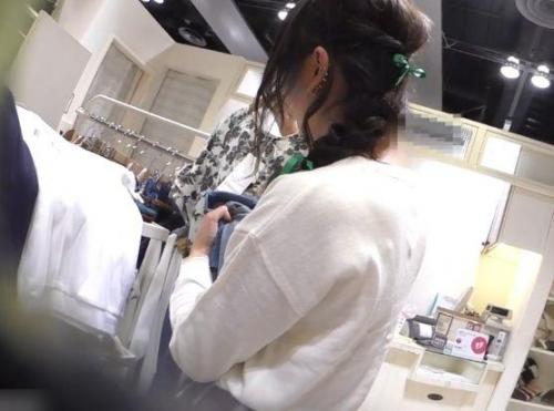 【盗撮】激カワ美人ショップ店員パンチラ隠し撮り！一生懸命にパンツ食い込ませながらお仕事中のギャルｗｗｗｗｗｗ