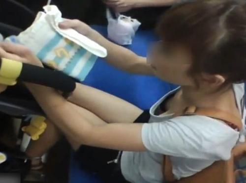 【盗撮】電車で胸チラ隠し撮り！激カワ女子大生や小顔美人のヤンママの胸元を覗き込みアングルで撮影！