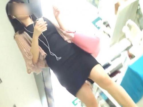 【盗撮】黒ワンピのお色気ボディな素人お姉さんの買い物中に粘着してパンチラを何度も激写！