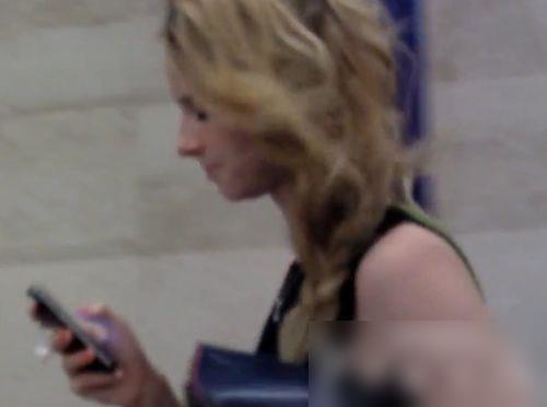 【盗撮】海外パンチラ隠し撮り！スレンダー美女を逆さ撮りすると尻肉にパンティ食い込んでるｗｗｗ